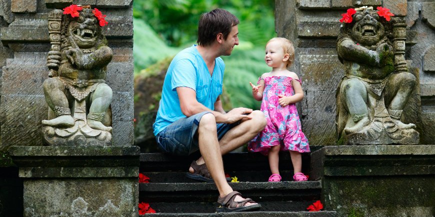 Vater und Tochter in einem Tempel in Bali