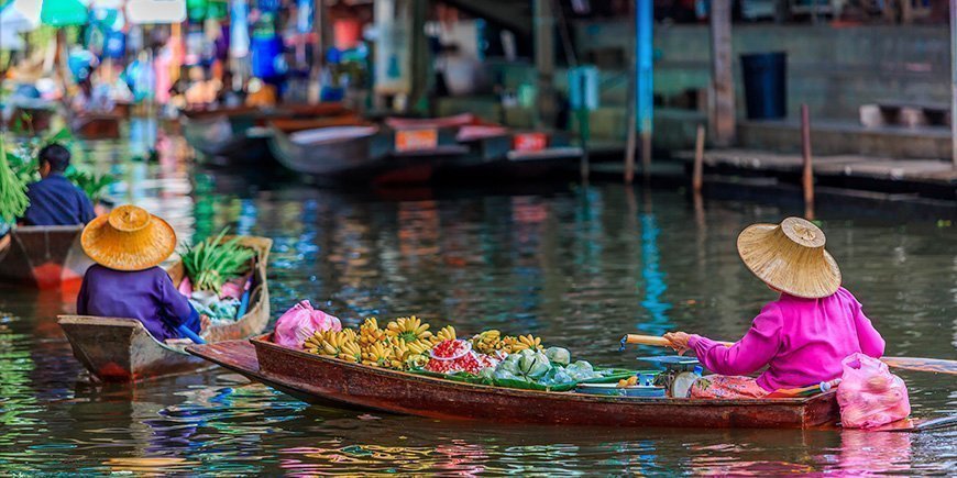 Boote auf dem schwimmenden Markt in Bangkok, Thailand.